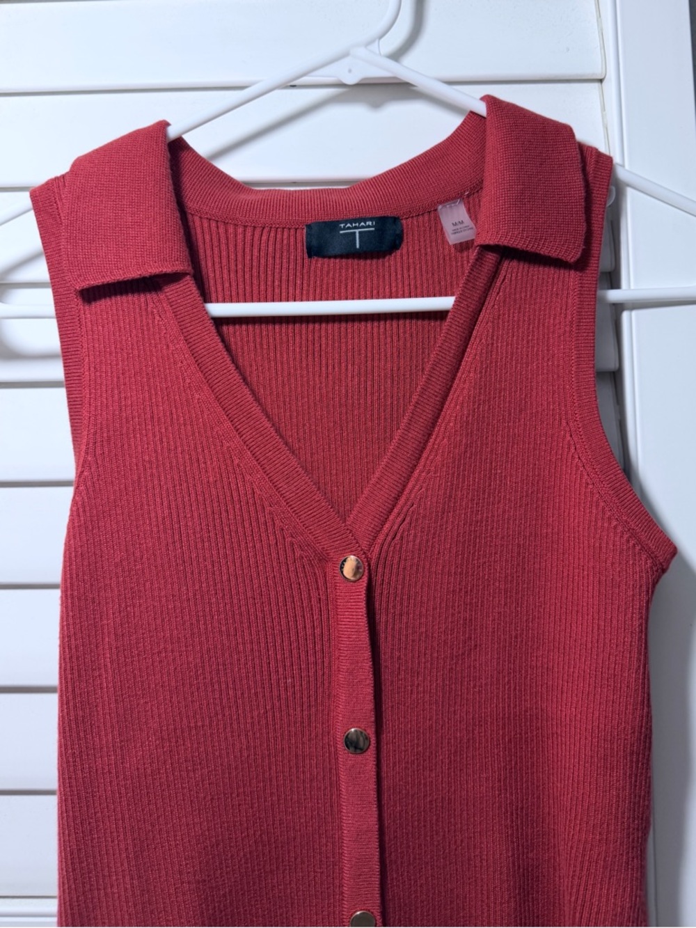 Womens Red sleeveless Knit Shirt size M Medium Gold Buttons Pullover Rayon Top
